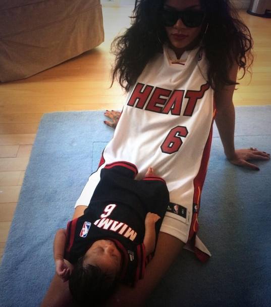 Rihanna  anche una grande appassionata di Nba: eccola con la maglia degli Heat. Twitter